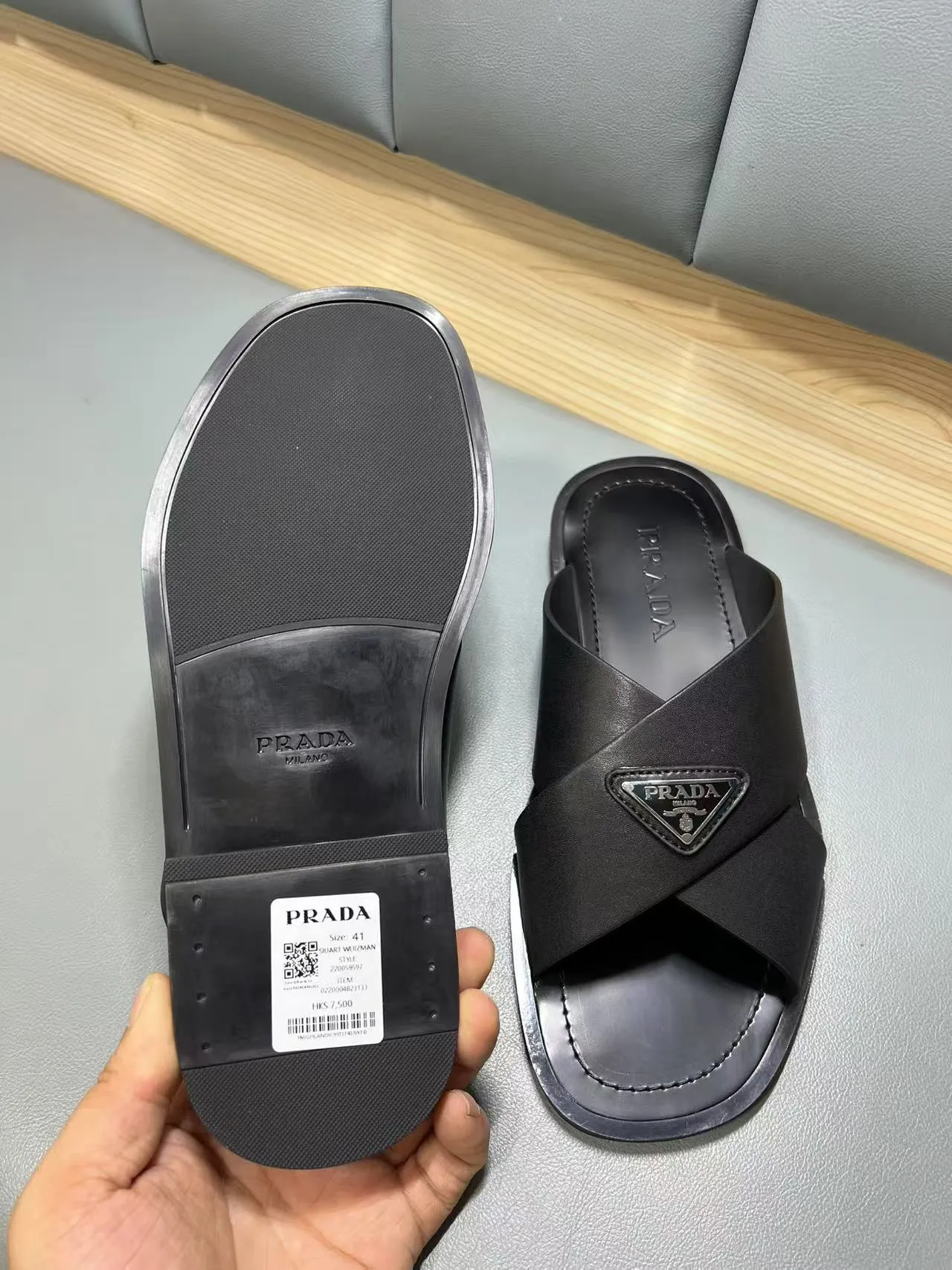 340💰PRADA Prada’s latest slippers are synchronized with the official website. This slipper is made of the brand’s unique and iconic Saffiano leather. The brand logo jumps out from the double straps, and the brand style is clearly visible. Cowhide gives men elegant charm and functional design, making it an ideal choice for vacation and leisure. Size:38-45